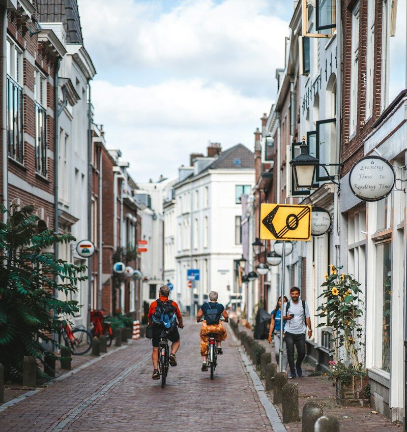 twee fietsers in de straten van Utrecht