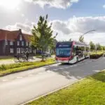 foto van bus in groene buitenwijk of dorp