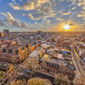 Foto van de ondergaande zon boven de stad Groningen Helicopter View over historic part of Groningen city under setting sun