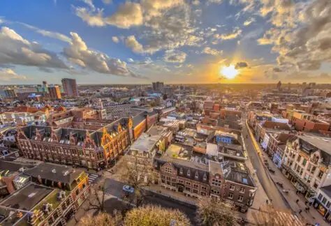 Foto van de ondergaande zon boven de stad Groningen Helicopter View over historic part of Groningen city under setting sun