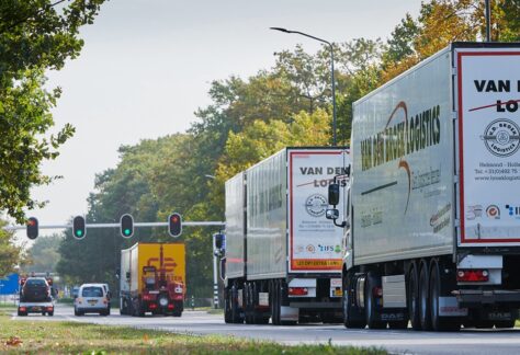 foto van connected trucks voor kruispunt