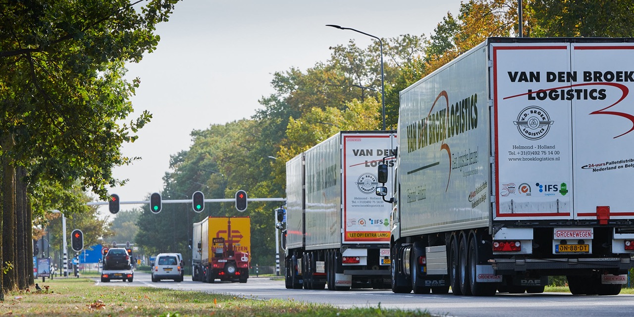 foto van connected trucks voor kruispunt