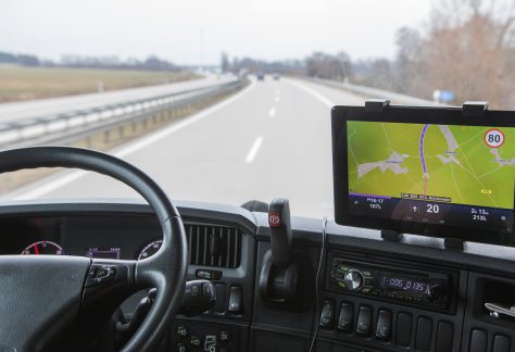 Zicht vanuit dashboard vrachtwagen