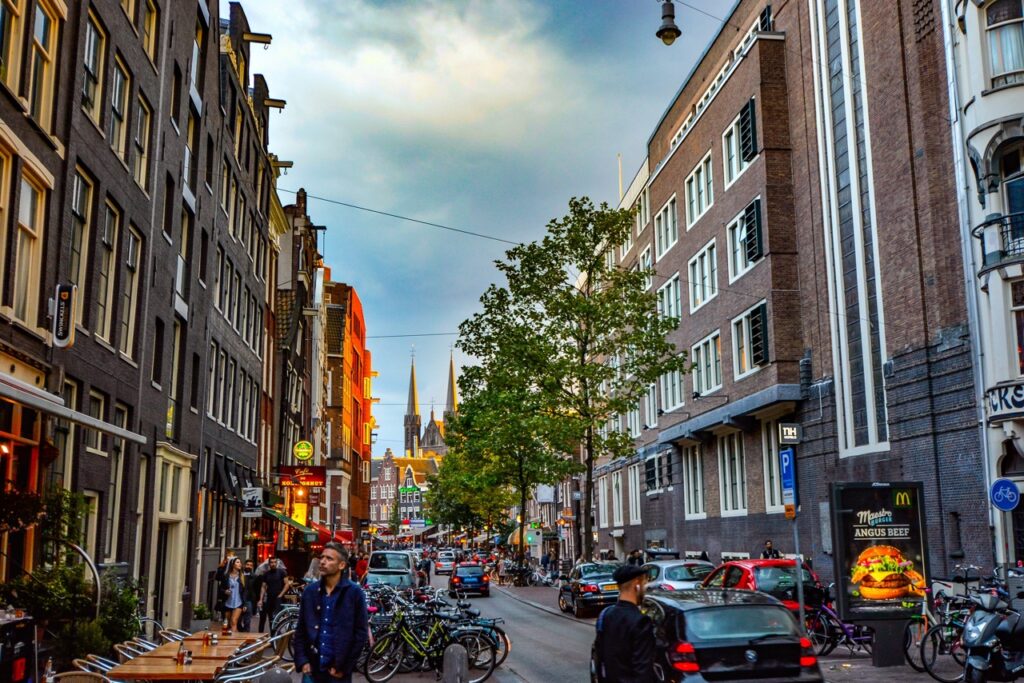 foto van drukke straat in stadscentrum