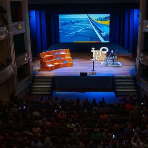 Foto van een volle theaterzaal