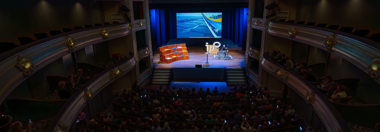 Foto van een volle theaterzaal