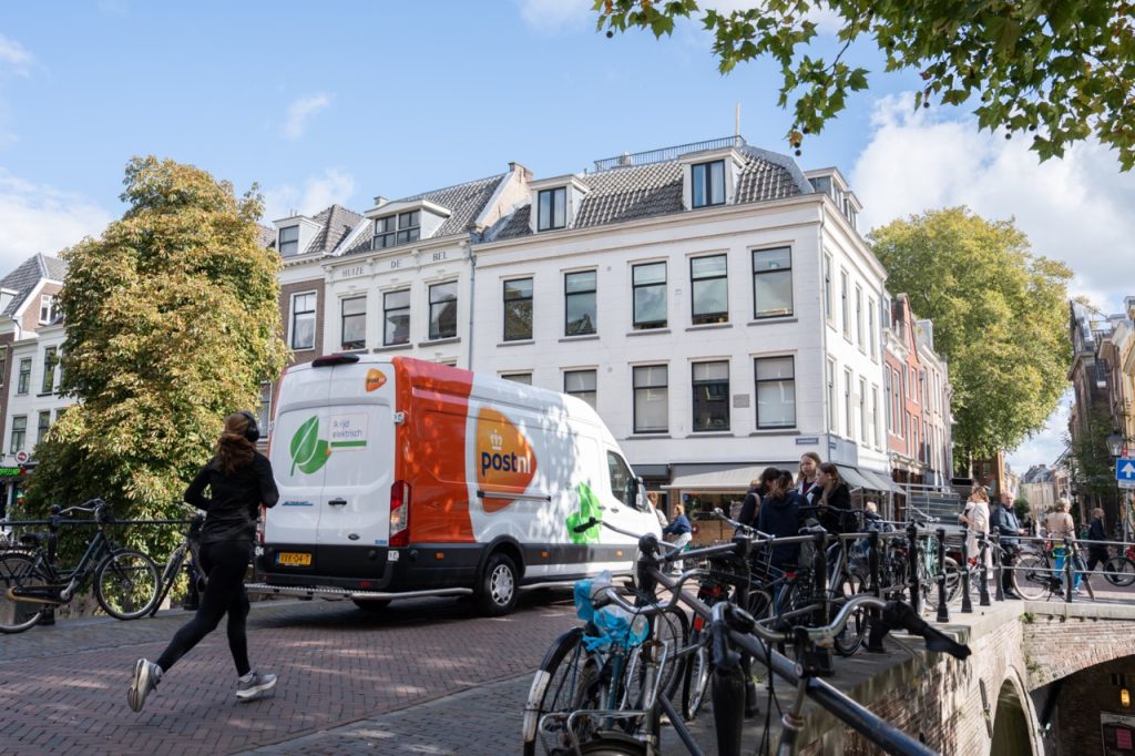 Bestelbusje op brug in stad