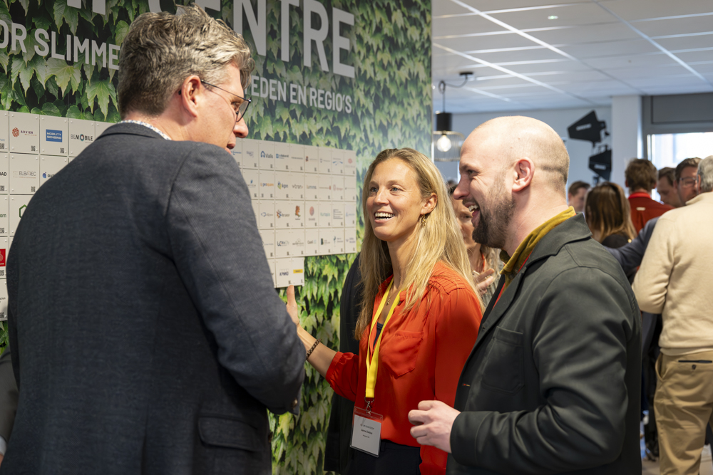 foto van pratende mensen op DMI centre