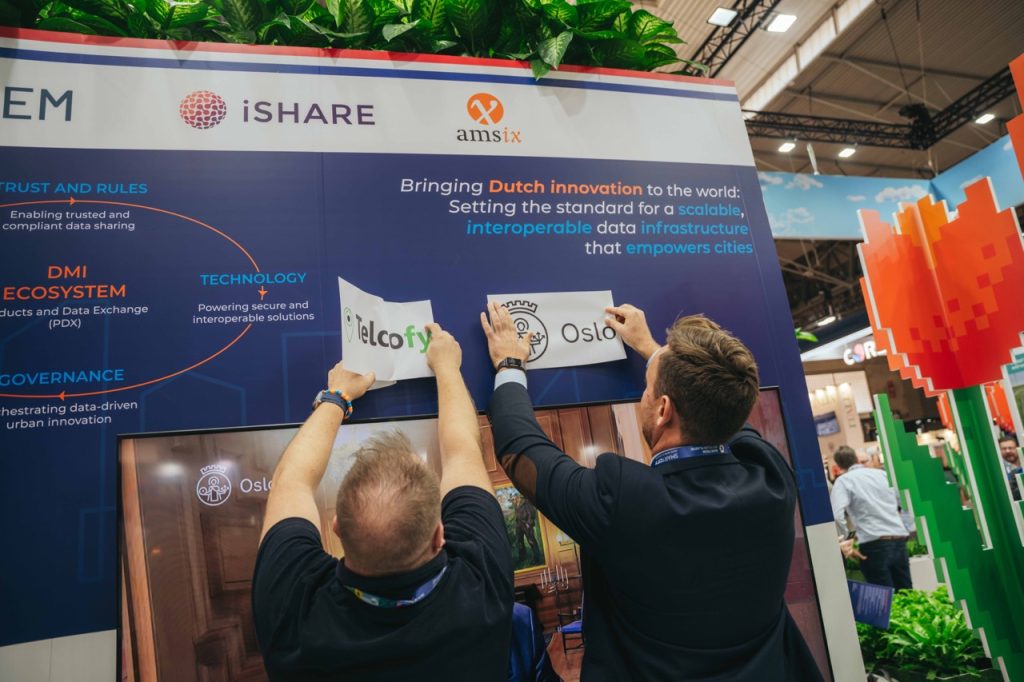 AMS-IX en iSHARE op world Expo in Barcelona